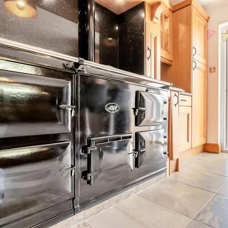 3 Bedroom Luxury Home, Hot Tub, Stunning Views Of Killin, Sitting On The River Dochart Exterior photo