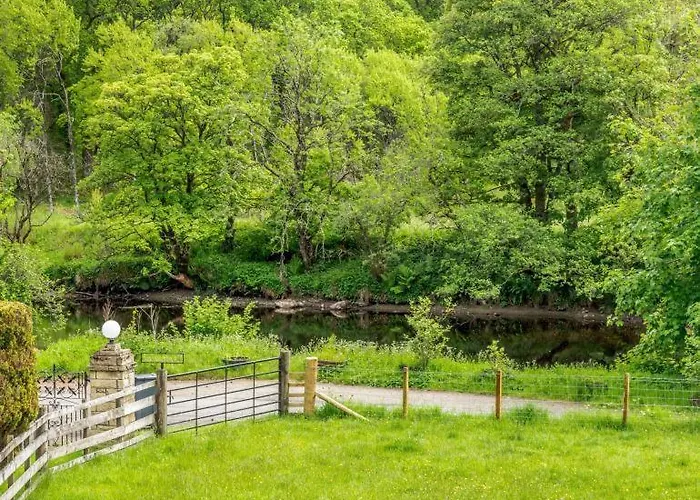 3 Bedroom Luxury Home, Hot Tub, Stunning Views Of Killin, Sitting On The River Dochart