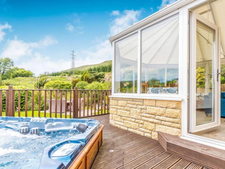 3 Bedroom Luxury Home, Hot Tub, Stunning Views Of Killin, Sitting On The River Dochart