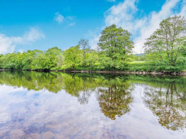 3 Bedroom Luxury Home, Hot Tub, Stunning Views Of Killin, Sitting On The River Dochart Killin