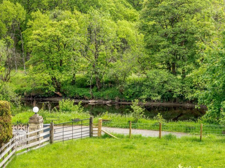 3 Bedroom Luxury Home, Hot Tub, Stunning Views Of Killin, Sitting On The River Dochart Villa Killin