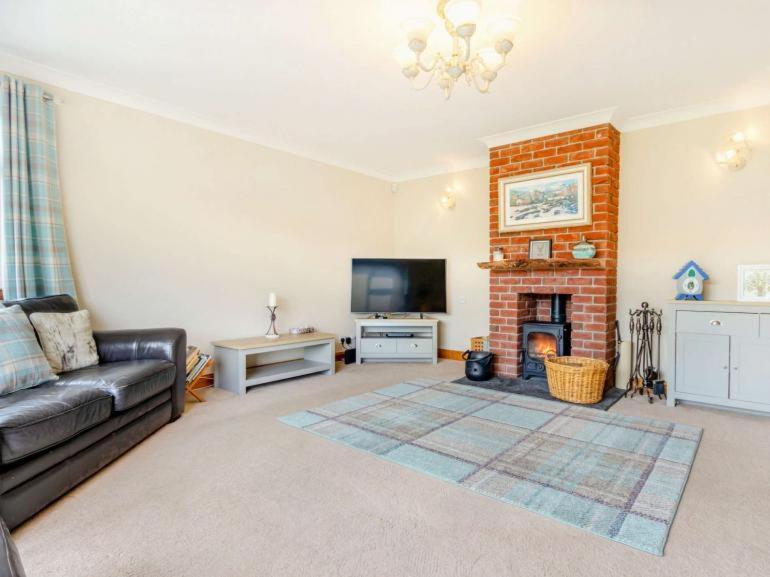3 Bedroom Luxury Home, Hot Tub, Stunning Views Of Killin, Sitting On The River Dochart Villa