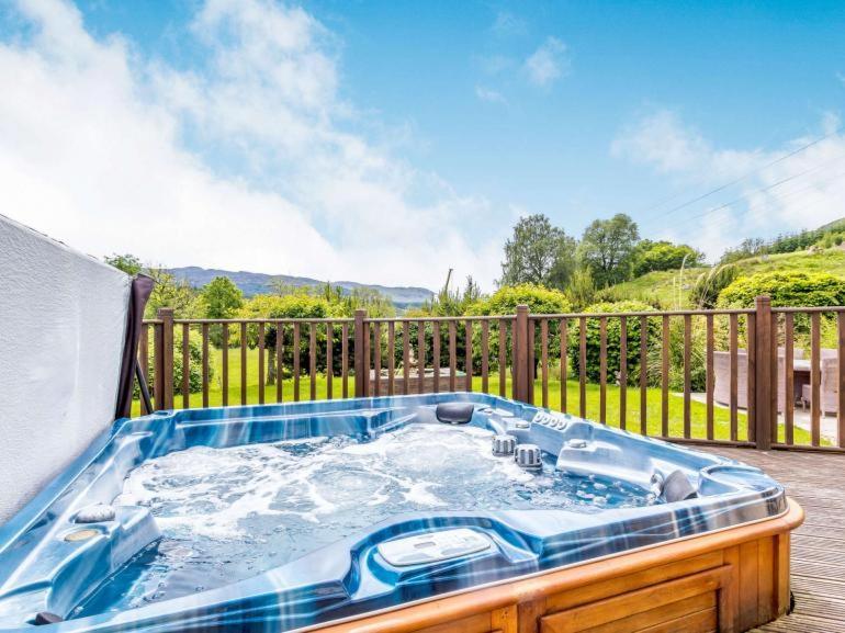3 Bedroom Luxury Home, Hot Tub, Stunning Views Of Killin, Sitting On The River Dochart Killin