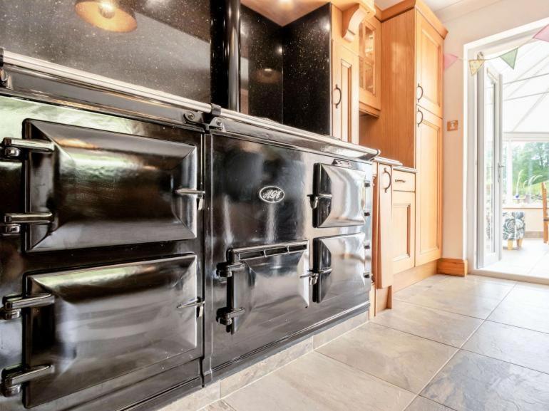 Villa 3 Bedroom Luxury Home, Hot Tub, Stunning Views Of Killin, Sitting On The River Dochart