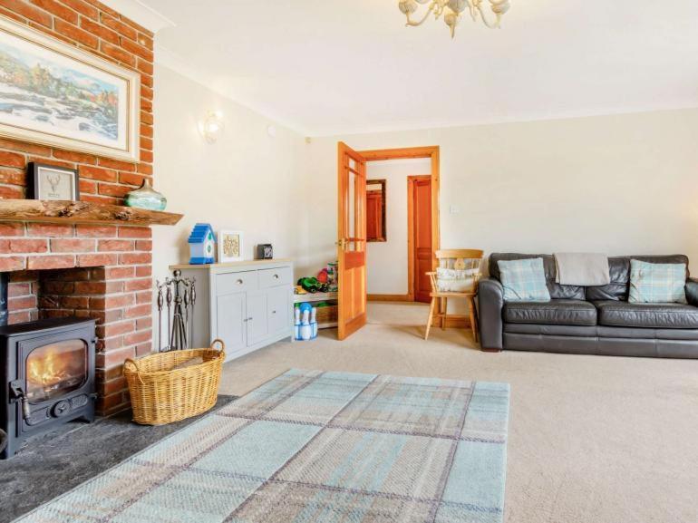 3 Bedroom Luxury Home, Hot Tub, Stunning Views Of Killin, Sitting On The River Dochart Villa *