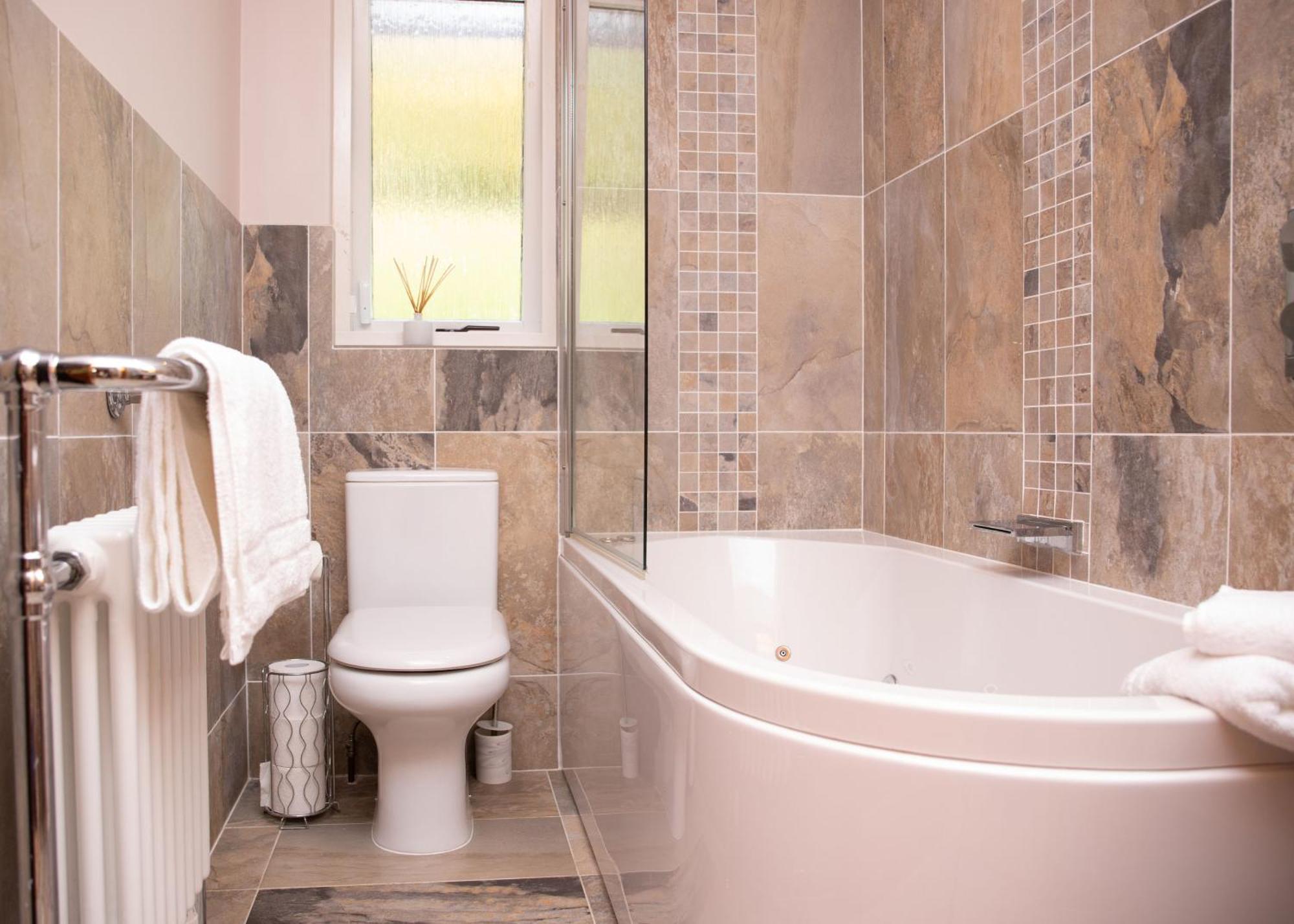 3 Bedroom Luxury Home, Hot Tub, Stunning Views Of Killin, Sitting On The River Dochart * Killin